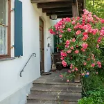 Landhauswohnung Mit Wildromantischem Garten