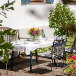 Landhauswohnung Mit Wildromantischem Garten *