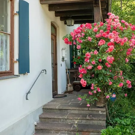 Landhauswohnung Mit Wildromantischem Garten