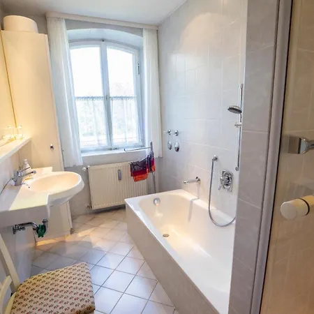 Landhauswohnung Mit Wildromantischem Garten דירה