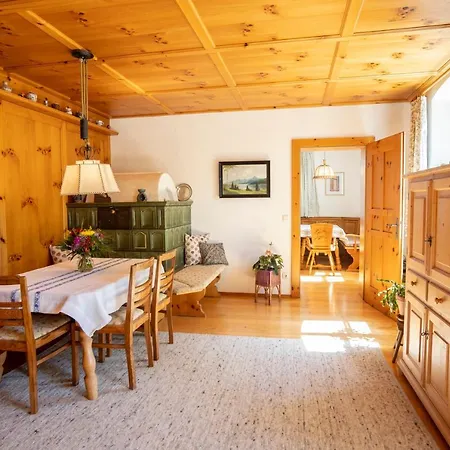 Landhauswohnung Mit Wildromantischem Garten Appartement *