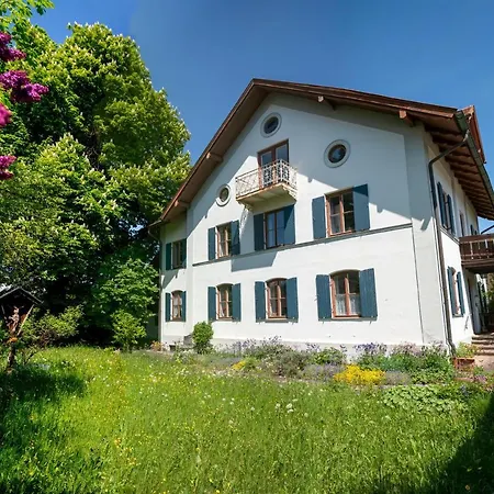 Landhauswohnung Mit Wildromantischem Garten