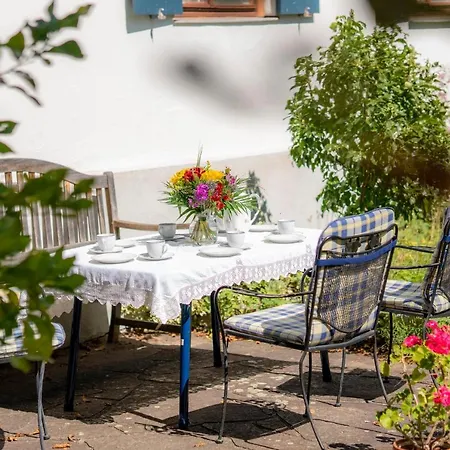 Landhauswohnung Mit Wildromantischem Garten *